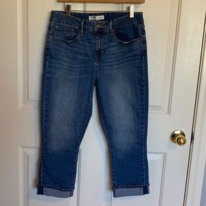 Levis Signature size 10 stretch cropped capri medium blue distressed denim jeans